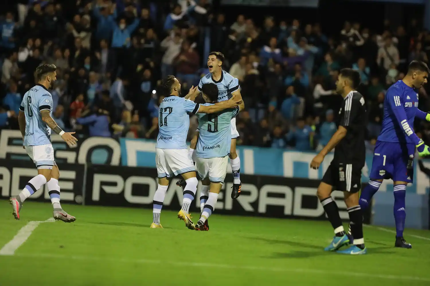 Ulises Sánchez festeja el segundo gol de Belgrano.