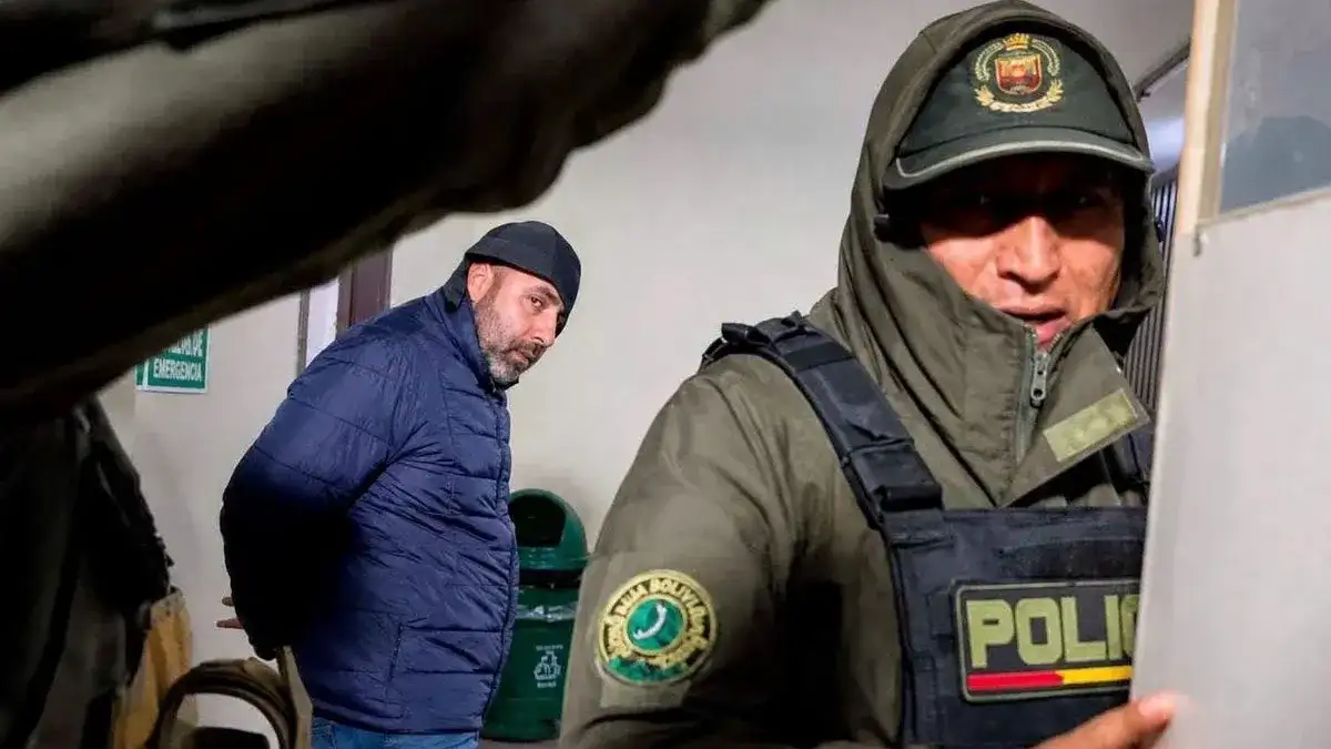 Fernando Cerimedo llegando al tribunal en Bolivia