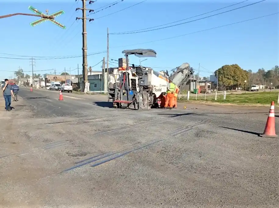 La maquinaria trabajando a la altura del cruce ferroviario.