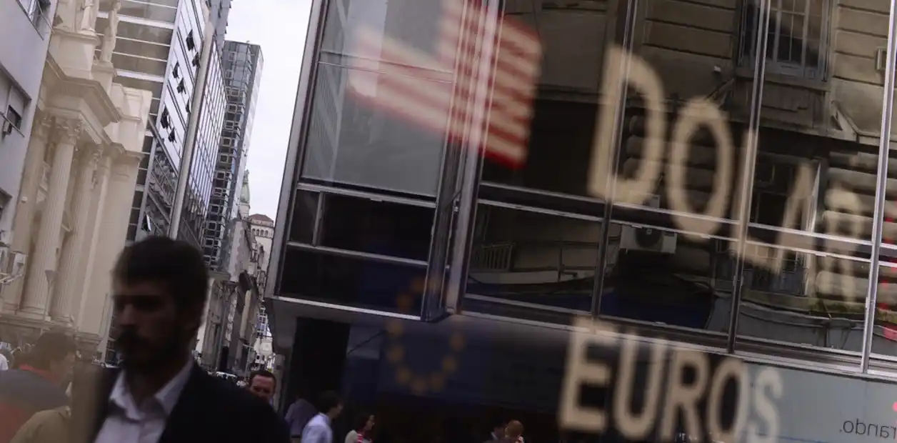 El dólar cae por debajo de los $38
