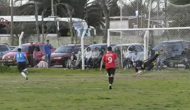 Piden que la Provincia permita el ingreso con vehículos a los partidos de fútbol en el Interior