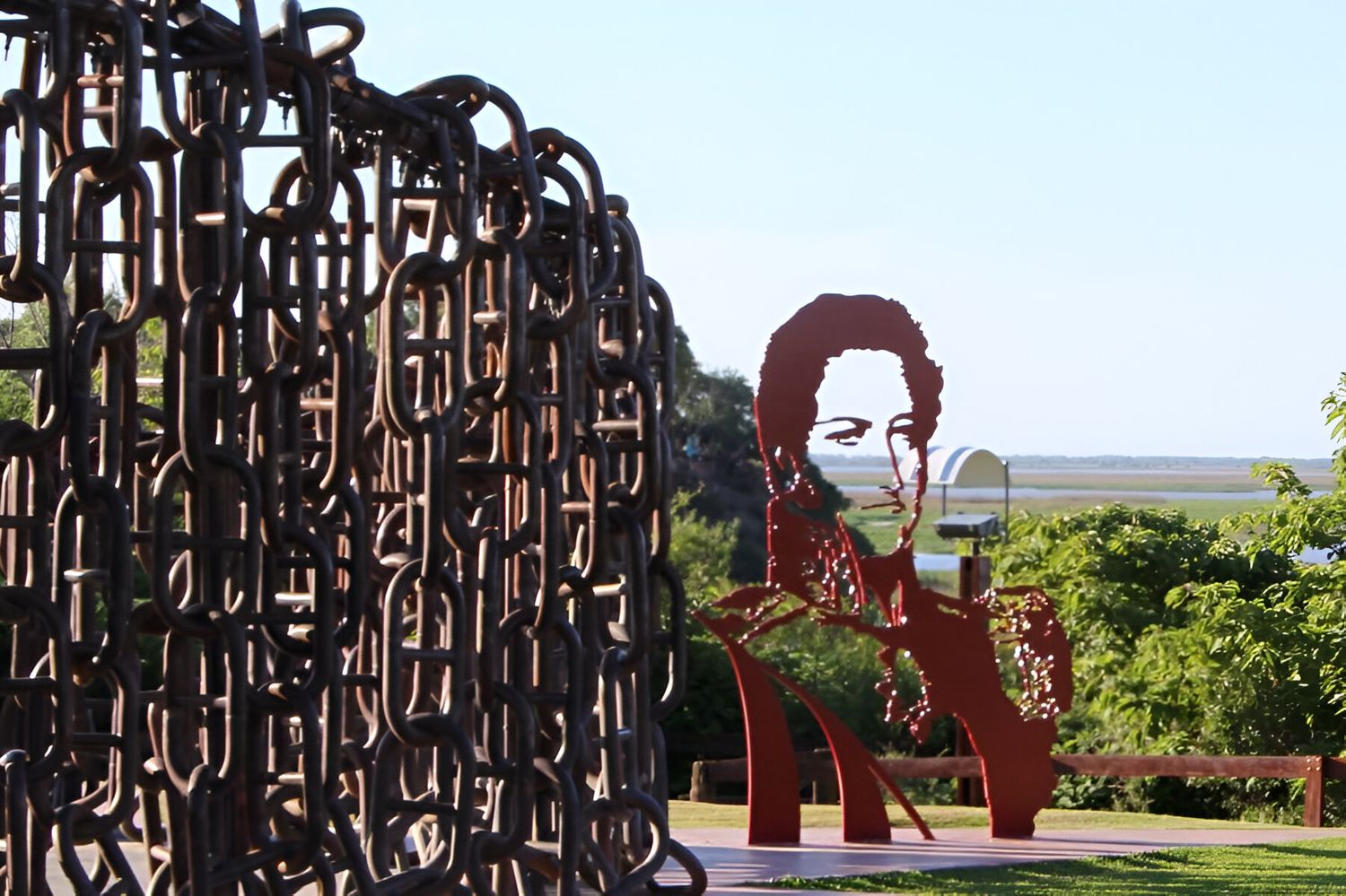 El monumento que recuerda a los caídos en la Batalla y a Juan Manuel de Rosas en el sitio histórico de Vuelta de Obligado