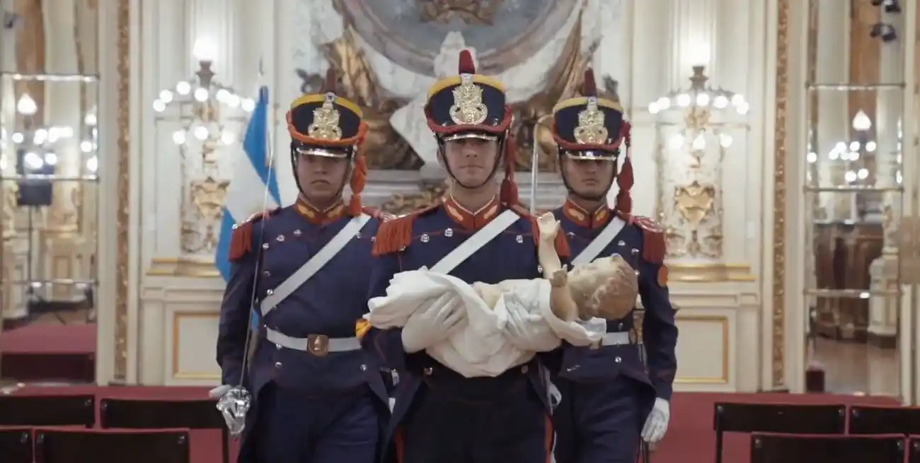 La Casa Rosada difundió en la madrugada de Navidad un video institucional en el que integrantes del Regimiento de Granaderos a Caballo.