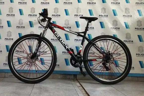 Le quisieron robar la bicicleta, pero retuvo al delincuente y lo entregó a Prefectura