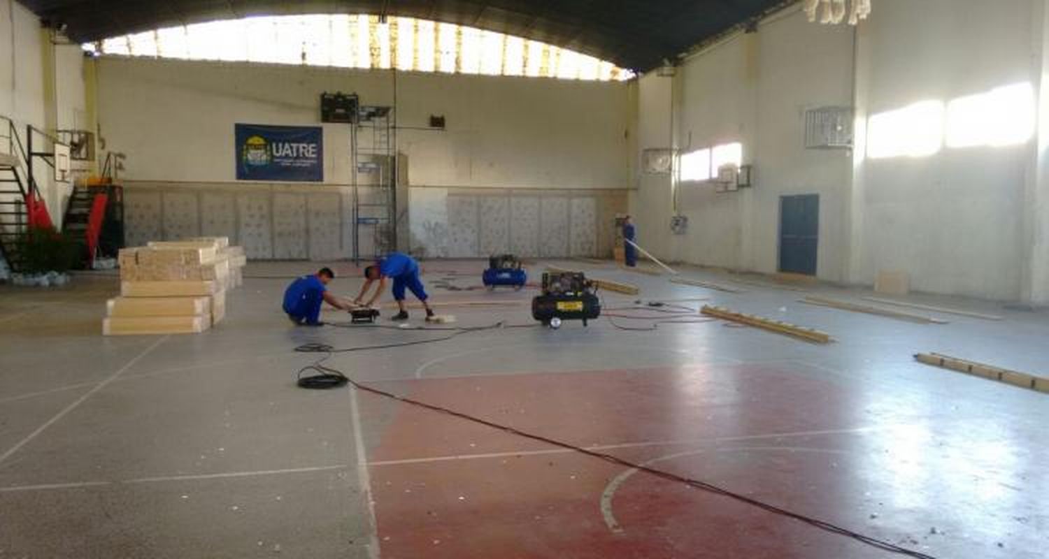 Comenzó la instalación del piso flotante en el gimnasio de Mitre