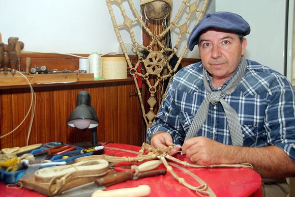 Un artista que elabora sus obras en cuero