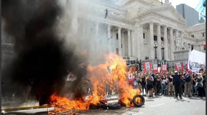 Violentos incidentes, destrozos y heridos en la marcha contra el acuerdo con el FMI en el Congreso
