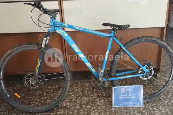 Encontraron un manubrio de bici en plena avenida y el resto estaba tirado en un descampado