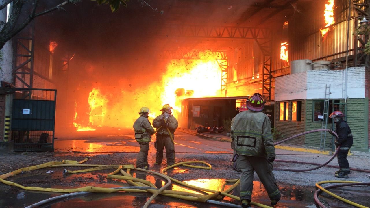 Voraz incendio en una papelera de Don Torcuato