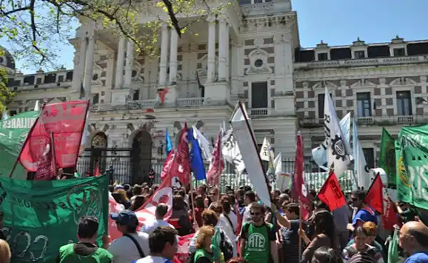 Médicos y judiciales vuelven al paro esta semana en la Provincia