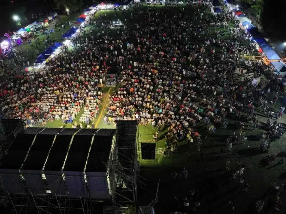 Vista aérea de la multitudinaria fiesta popular por el centenario de Laguna Naineck, donde cientos de vecinos se reunieron frente al escenario principal para celebrar el aniversario de la localidad formoseña con espectáculos y puestos gastronómicos.