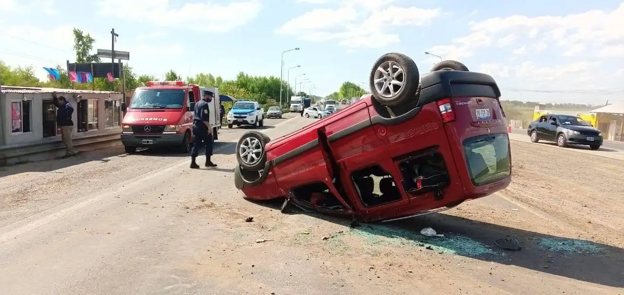 Volcó una camioneta en la Ruta 12: tres personas lesionadas