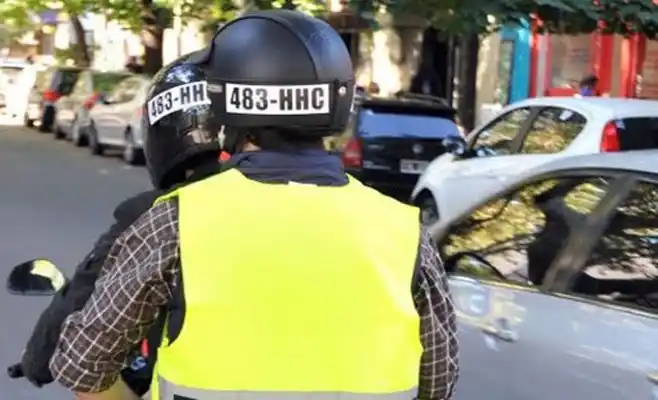 Concejales de diversos distritos piden eliminar obligatoriedad del uso de chaleco y casco con patentes