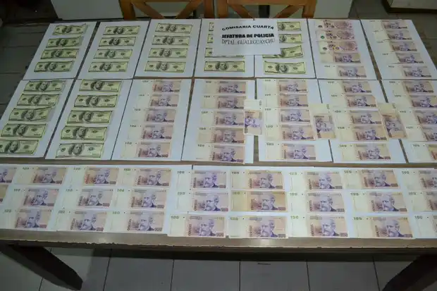 Intentaron pagar la nafta con dinero falso y les descubrieron un total de 3.300 dólares y cocaína