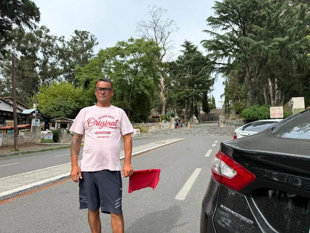 Mauricio en El Calvario, con su bandera roja.