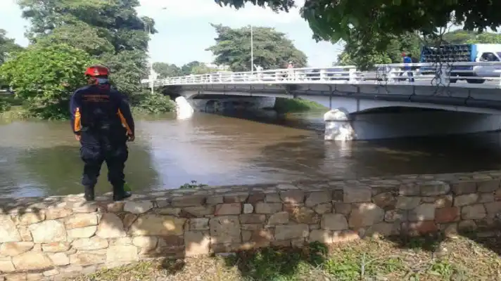 Se descuidaron un momento y se ahogó: muere pequeño de un año tras caer al río Neverí