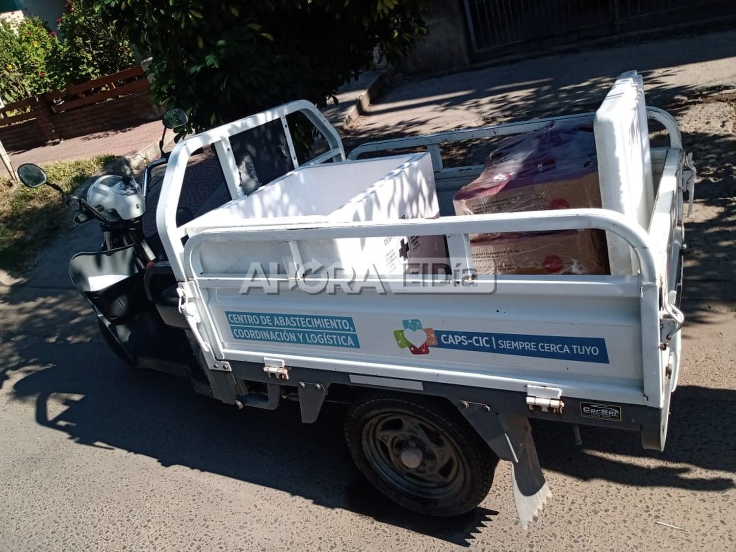 Insólito: una moto de la Municipalidad de Gualeguaychú transportaba pollos al rayo del sol