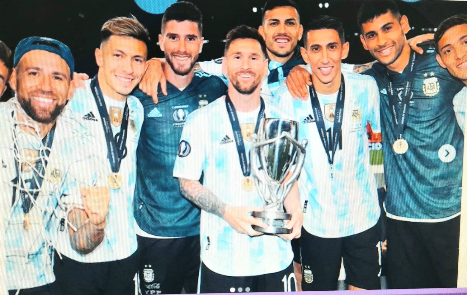 Momento de júbilo y los entrerrianos Lisandro Martinez y Marcos Senesi juntos a Lionel Messi.