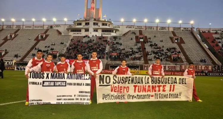 Tunante II: Huracán salió a la cancha con una bandera que pide que continúe la búsqueda