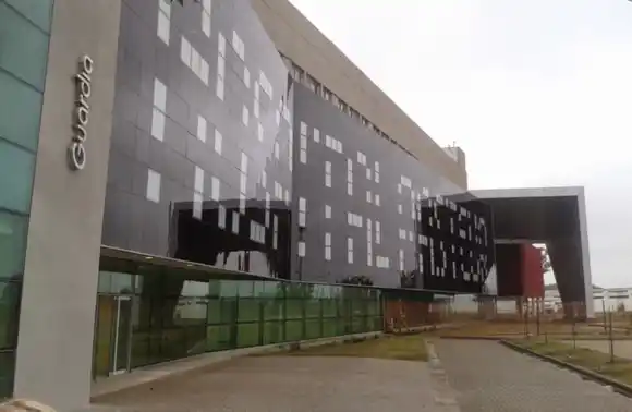 Tragedia laboral: un electricista murió tras la caída de un montacargas en un galpón de Villa María