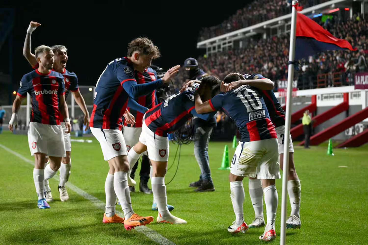 Festejo de San Lorenzo durante el partido ante el Liverpool.