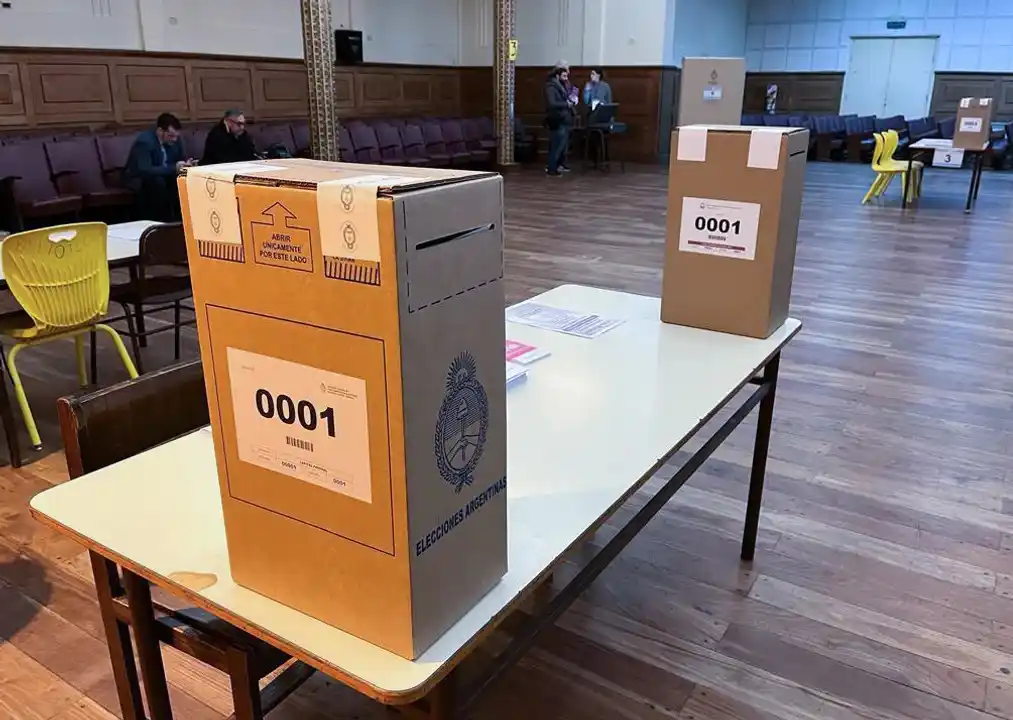 Abrieron las escuelas y comenzó la votación