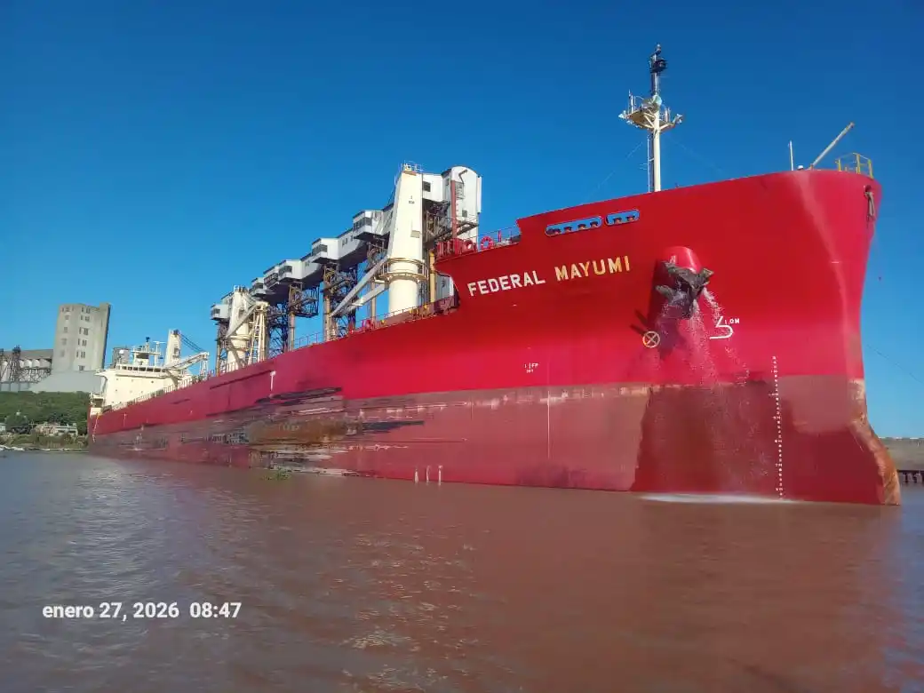 El Federal Mayumi ingresó al puerto antes de las 9.00. Foto: Enrique Sierra.