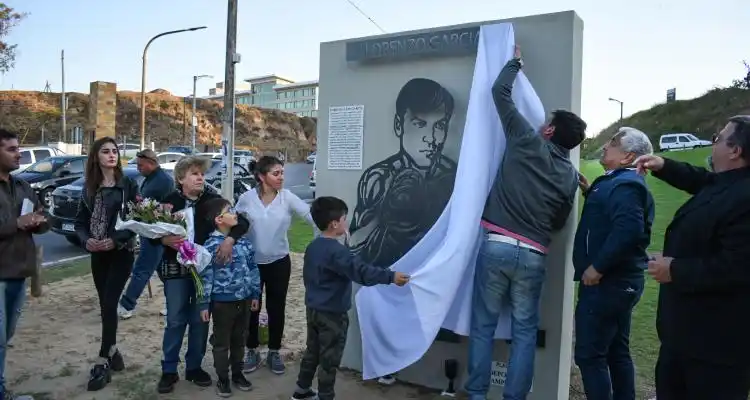 Emoción, aplausos y escultura para Lorenzo García en el primer del Día del Deportista