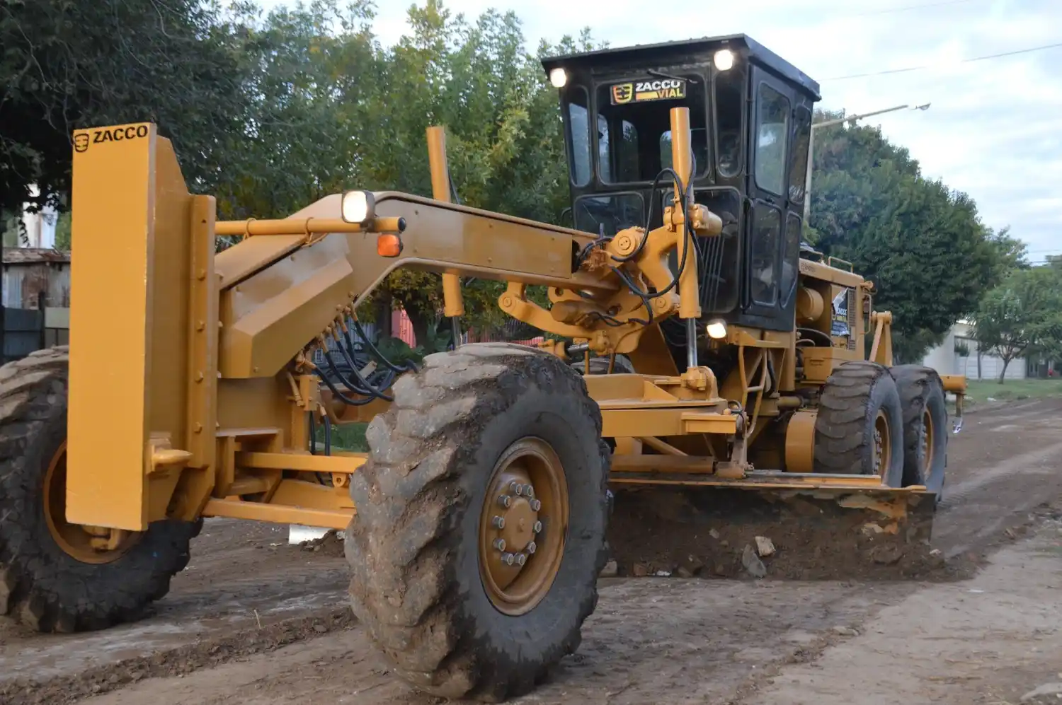 La motoniveladora en plena tarea.