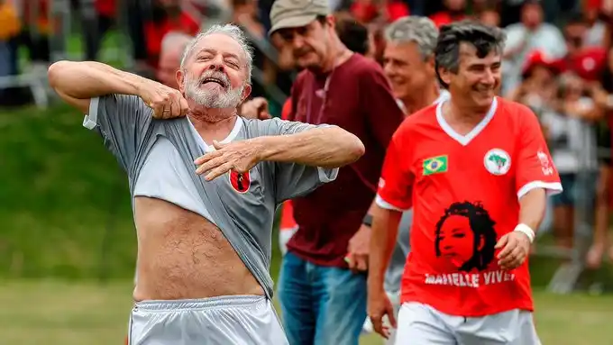 Lula celebró su libertad con un partido de fútbol