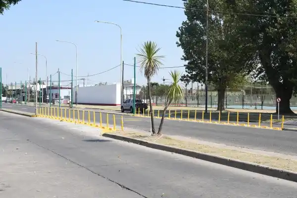 Se implementó el corte de calle Márquez en el carril central de avenida Alfonsín