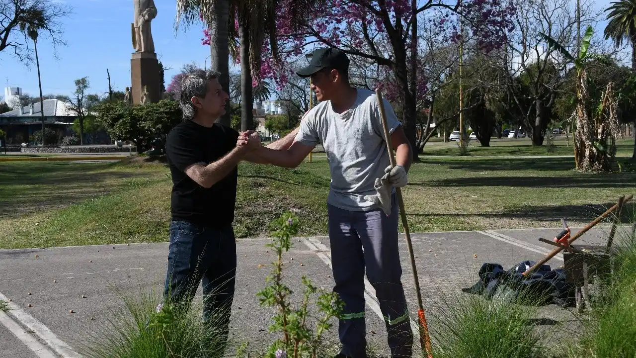El intendente Bernarte en barrio Roca