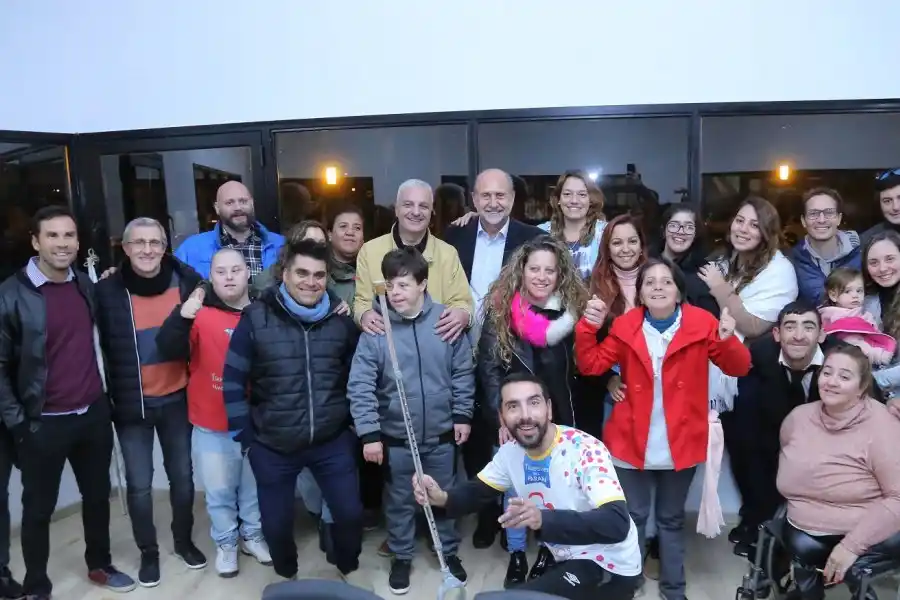 Perotti participó de la inauguración del Centro Cultural de “Los Tiburones del Paraná”