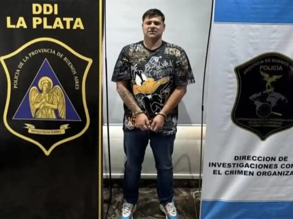 Junto a Tobar, también hay órdenes de arresto para seis personas más.