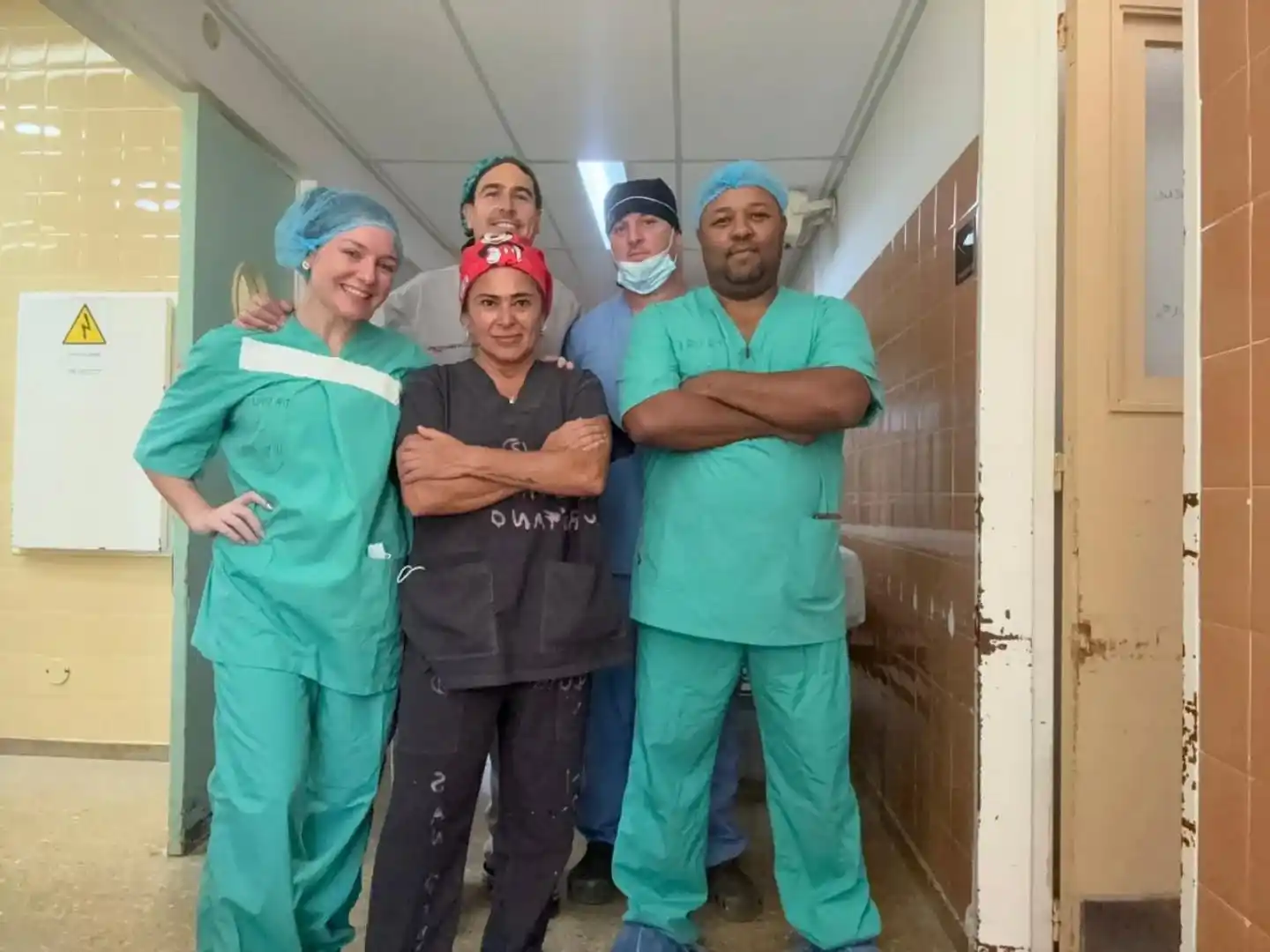 La Municipalidad felicitó a los médicos que practicaron la cirugía de descompresión del cráneo de Daniel Serra, el hombre herido en un confuso episodio.