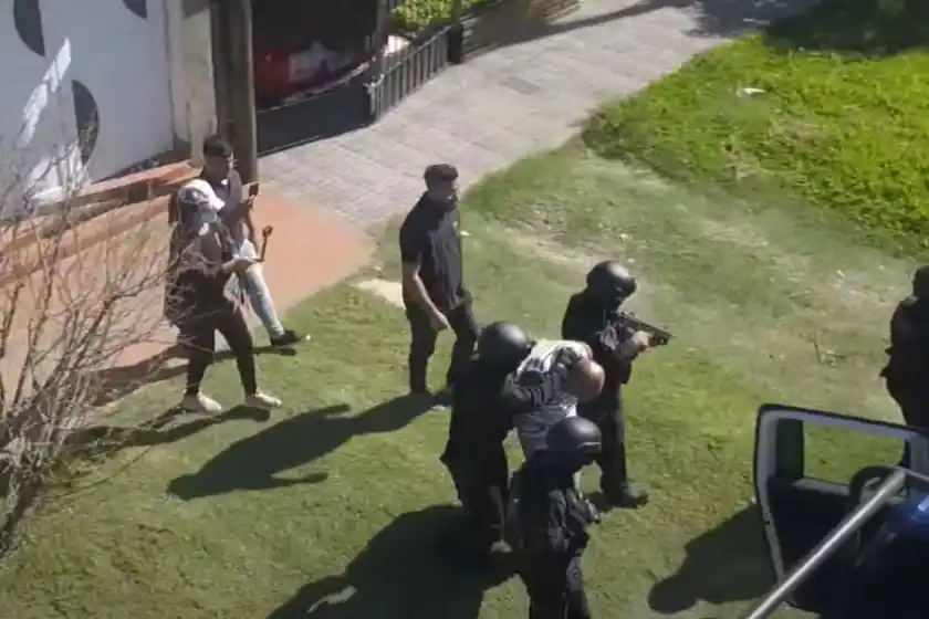 Cuatro detenidos en allanamientos por extorsiones: secuestraron drogas e indumentaria policial