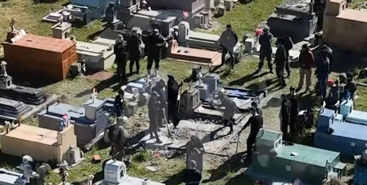 En la investigación por la desaparición de Loan Peña, rompieron una misteriosa tumba del cementerio municipal, pero solo encontraron una manija de un viejo féretro.