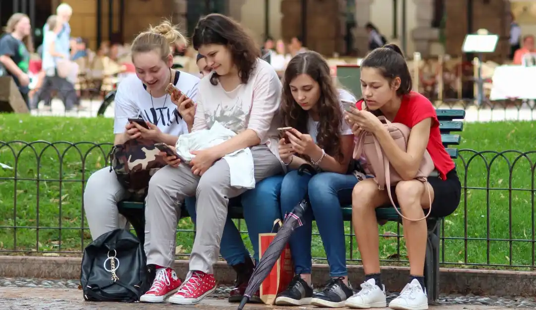 Experimento: Dejaron a casi 100 jovenes sin celular por una semana ¿qué pasó?