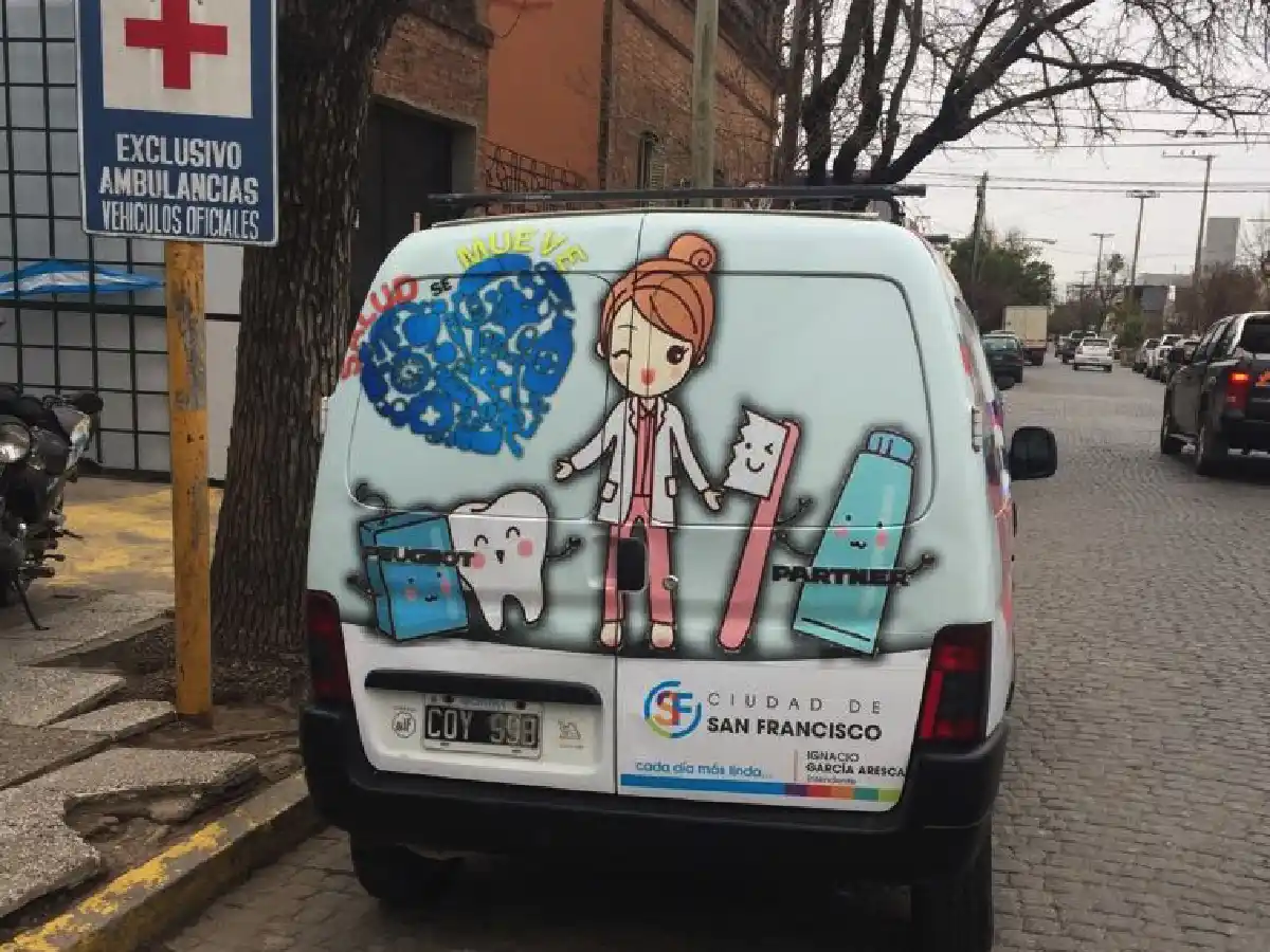   El Dentimovil sale a la calle a cuidar la salud bucal
