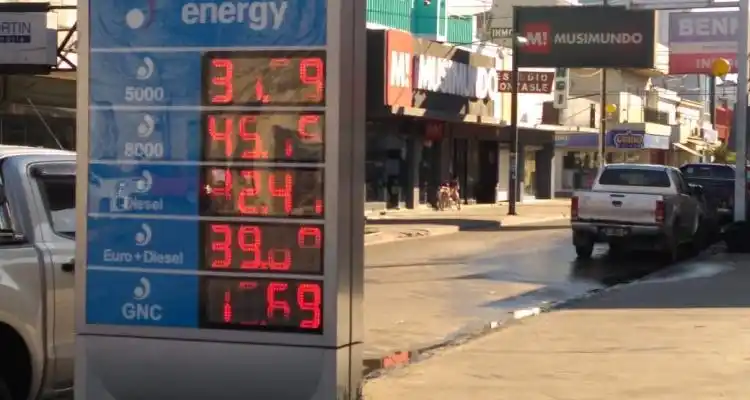 La nafta ya  supera los 45 pesos