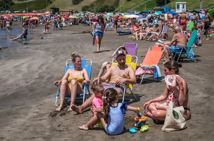 Otra jornada de playa en el fin de semana largo en Mar del Plata