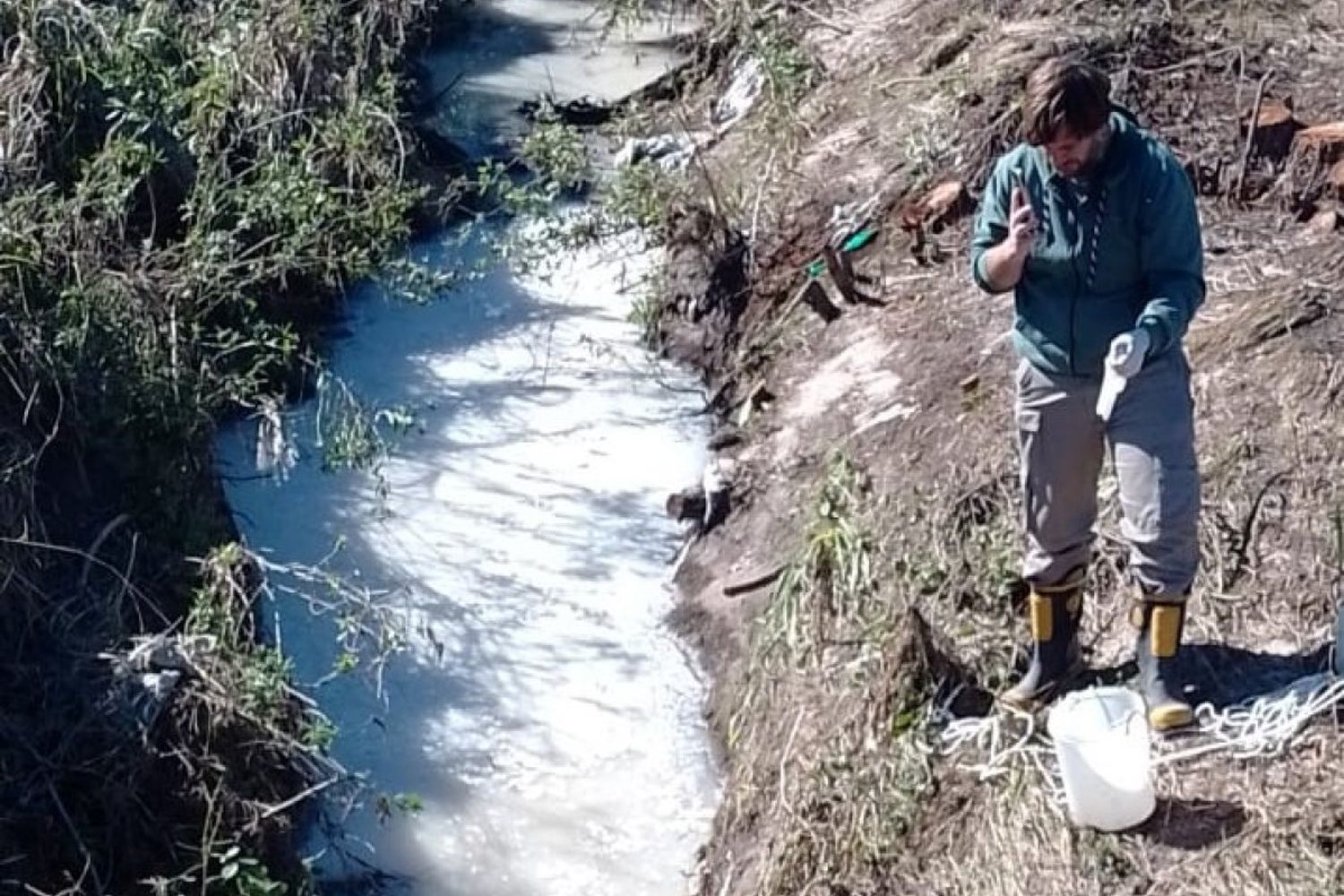 Se produjo un derrame de "agua blanca" en el Parque Industrial: Inspeccionaron y sancionaron a una empresa