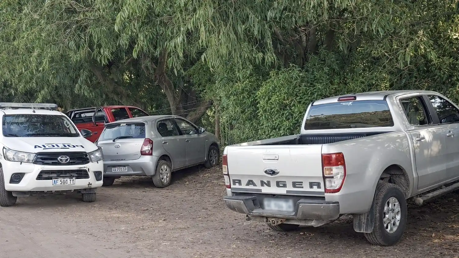 La camioneta. Con la rotura del cristal trasero sobre uno de los laterales