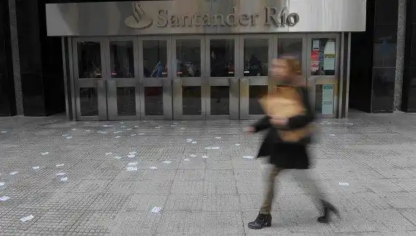 Bancarios atenderán hoy y mañana con horario reducido