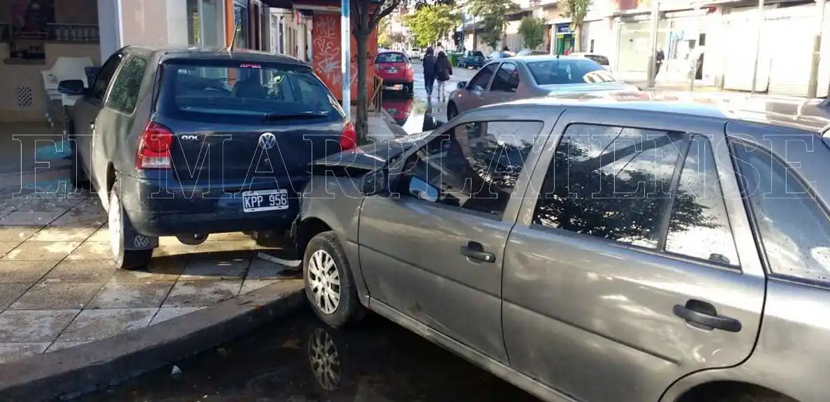 Chocaron dos vehículos y uno terminó incrustado en una heladería