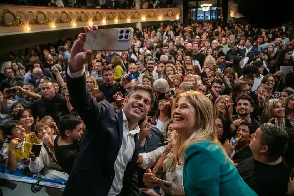 Axel Kicillof con Verónica Magario en el Teatro Roma.