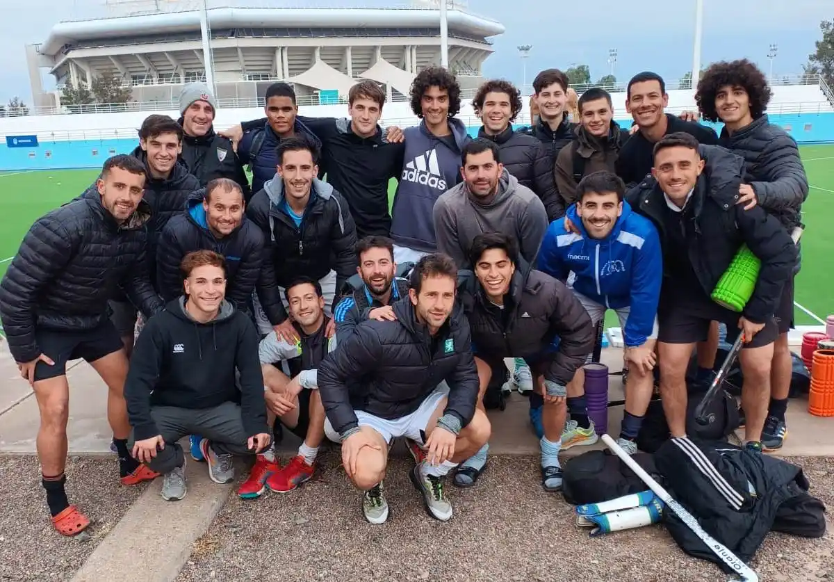 El plantel tandilense a la espera del debut.