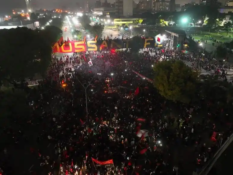 Más allá de las respetables decisiones institucionales, la vigilia sabalera fue, es y será propiedad exclusiva de lo mejor que tiene Colón: su gente. Por lo tanto, la caravana está más firme que nunca para este domingo 4 de mayo. Crédito: Fernando Nicola