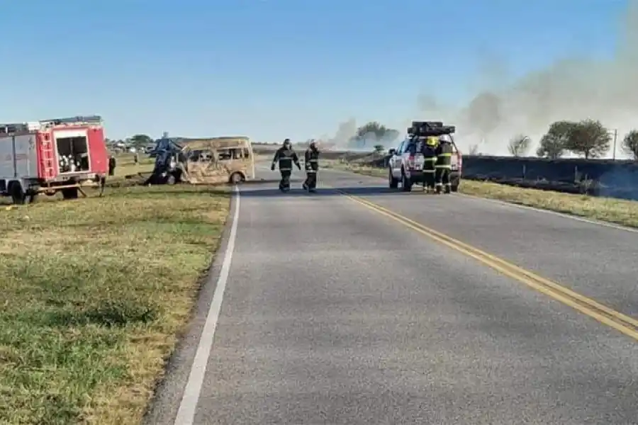 Terrible accidente frontal de una combi con futbolistas de Río Tercero: 5 muertos