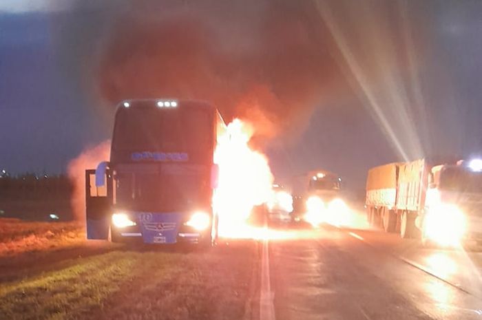 Un colectivo de la empresa Güemes terminó envuelto en llamas en Ruta Nacional 34 - 1